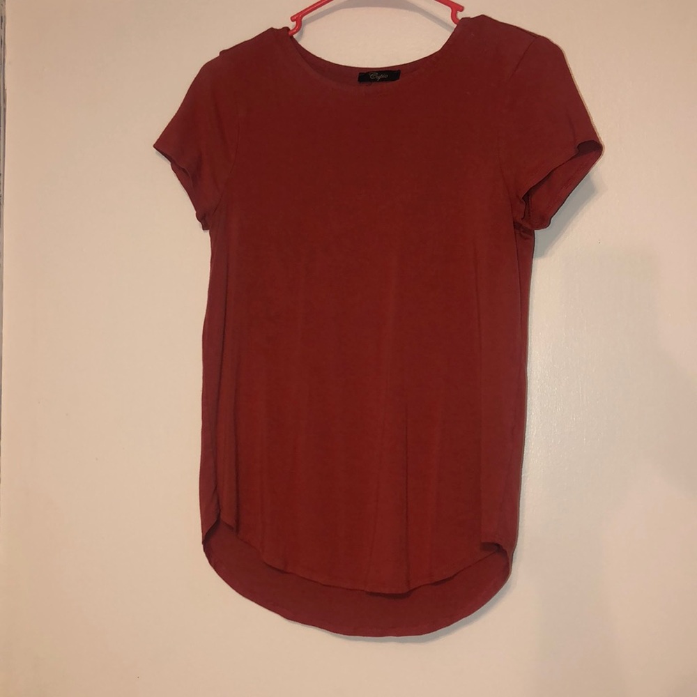 Burnt orange T-shirt.